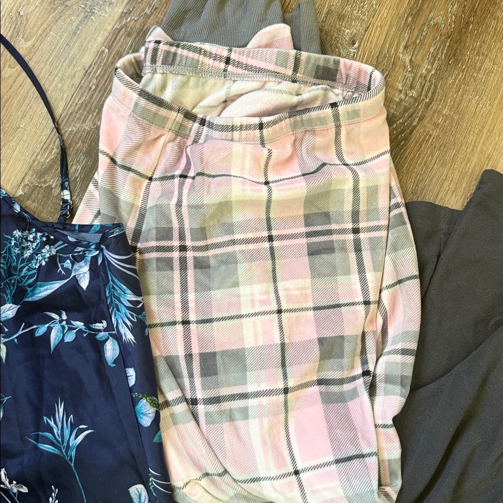12 pieces of assorted pjs - Picture 7 of 9